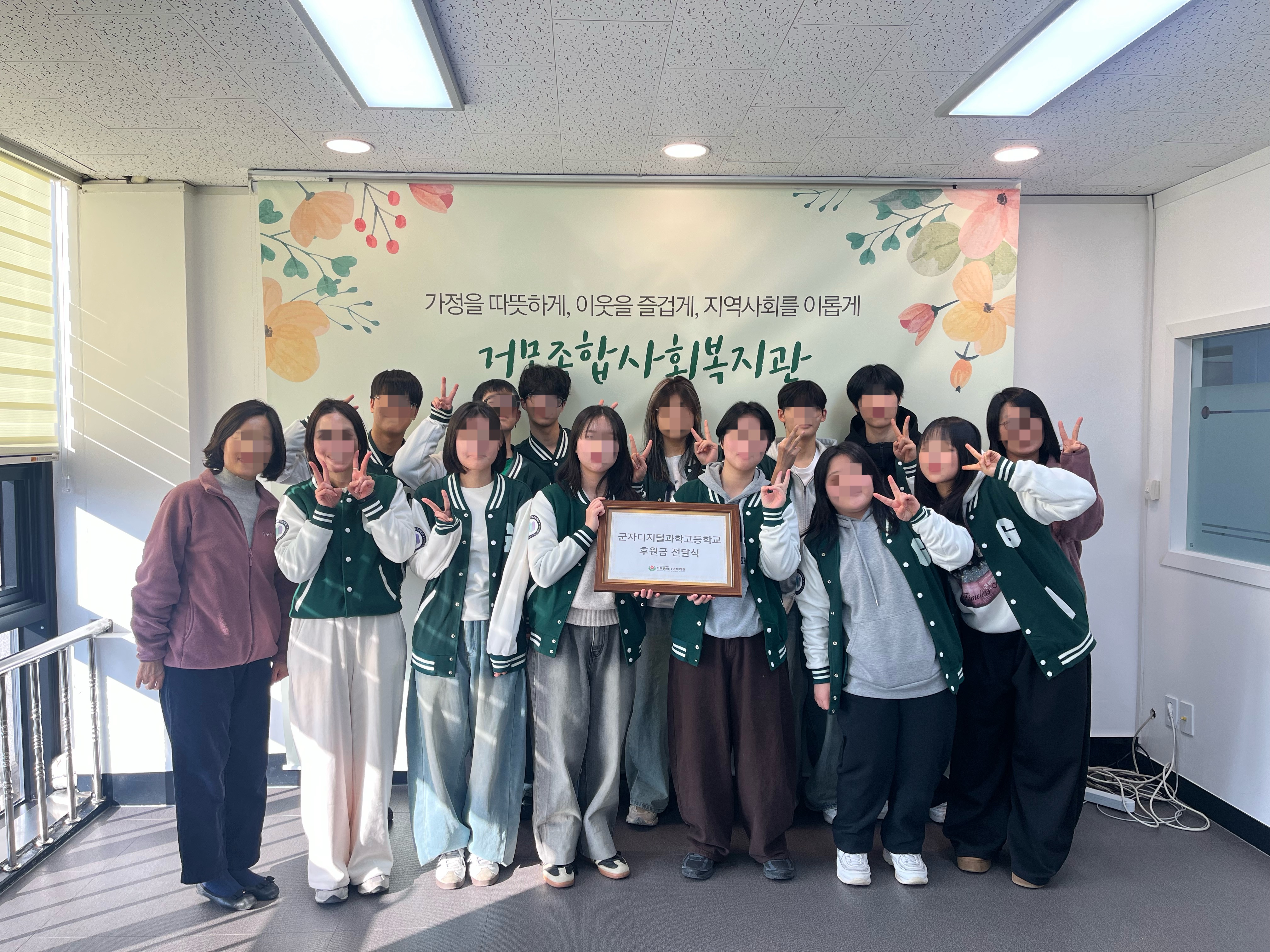 군자디지털과학고 학생홍보단이 직접 운영한 갯골축제 아트마켓 부스, 수익금 기부로 의미 더해